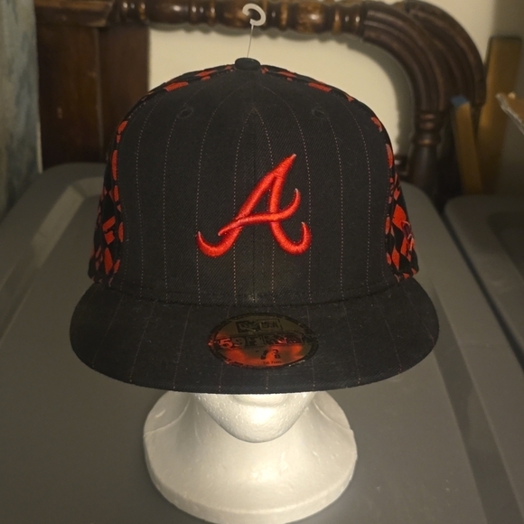 59Fifty New Era Atlanta Braves FITTED Hat 5950 Black/red/ Pinstripe MLB 7 3/8 - Picture 1 of 7